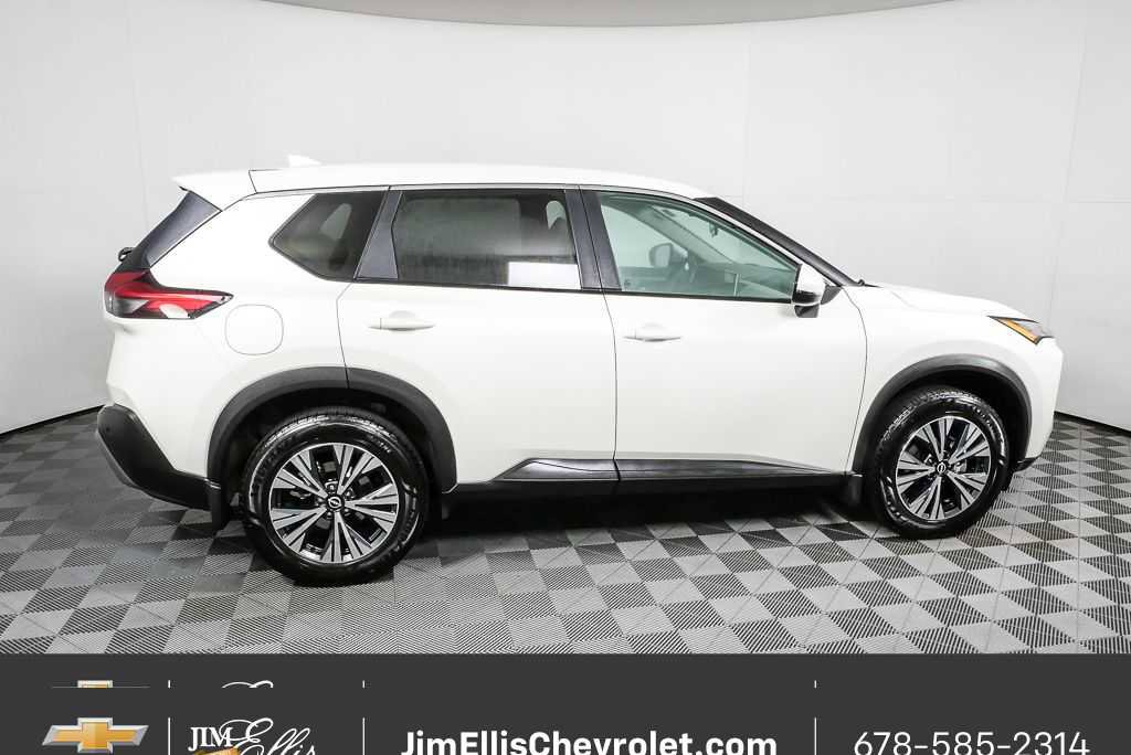 Used 2022 Nissan Rogue SV image 2