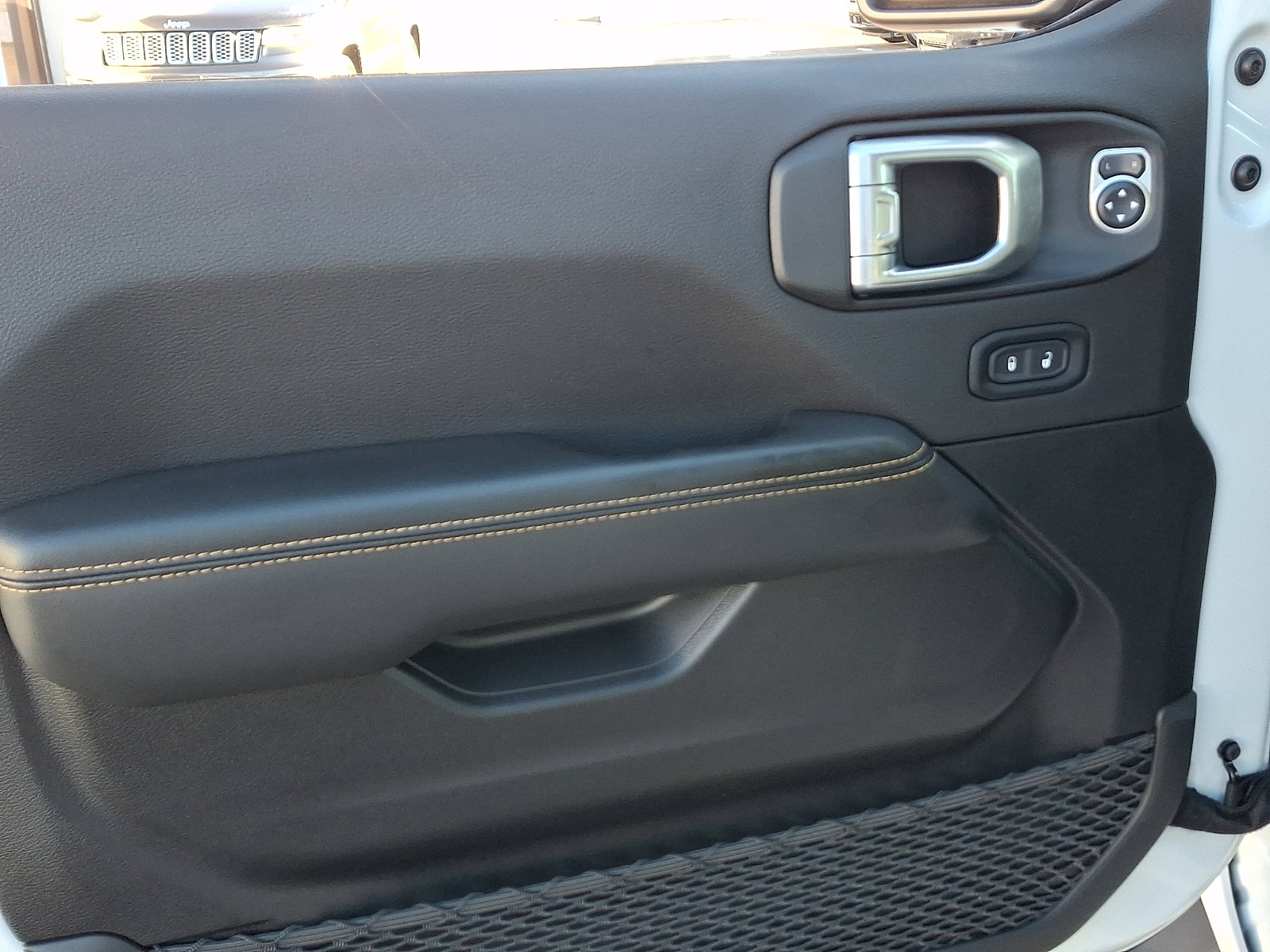 Used 2024 Jeep Wrangler Unlimited Sahara image 12