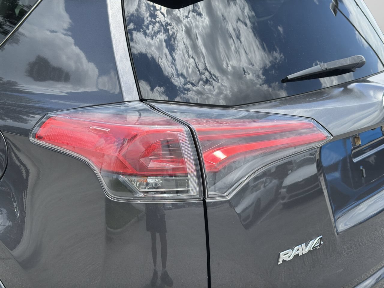 Used 2017 Toyota RAV4 LE FWD image 7