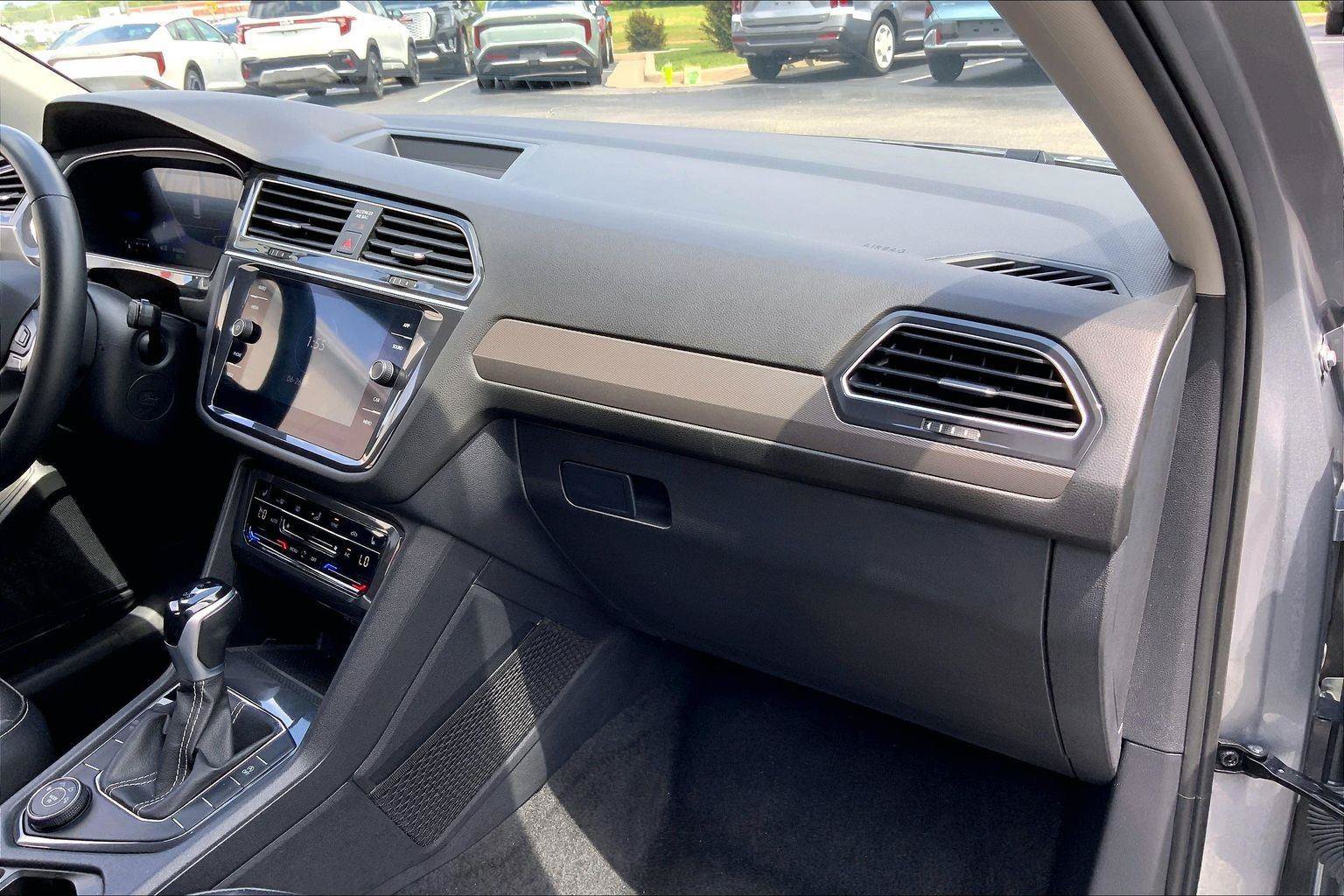 Used 2024 Volkswagen Tiguan SE AWD/4WD image 12