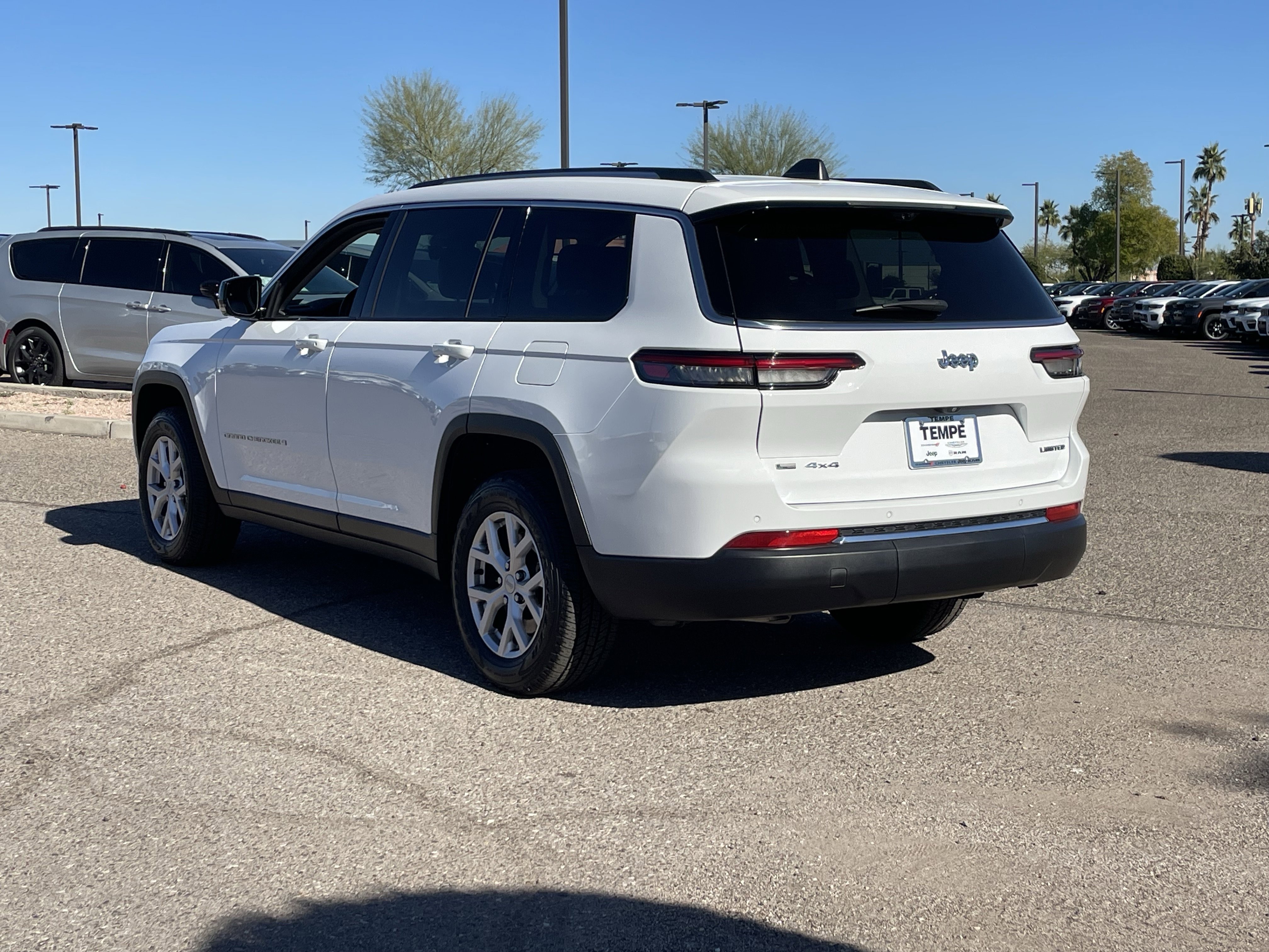Certified 2022 Jeep Grand Cherokee L Limited w/ Luxury Tech Group II image 4