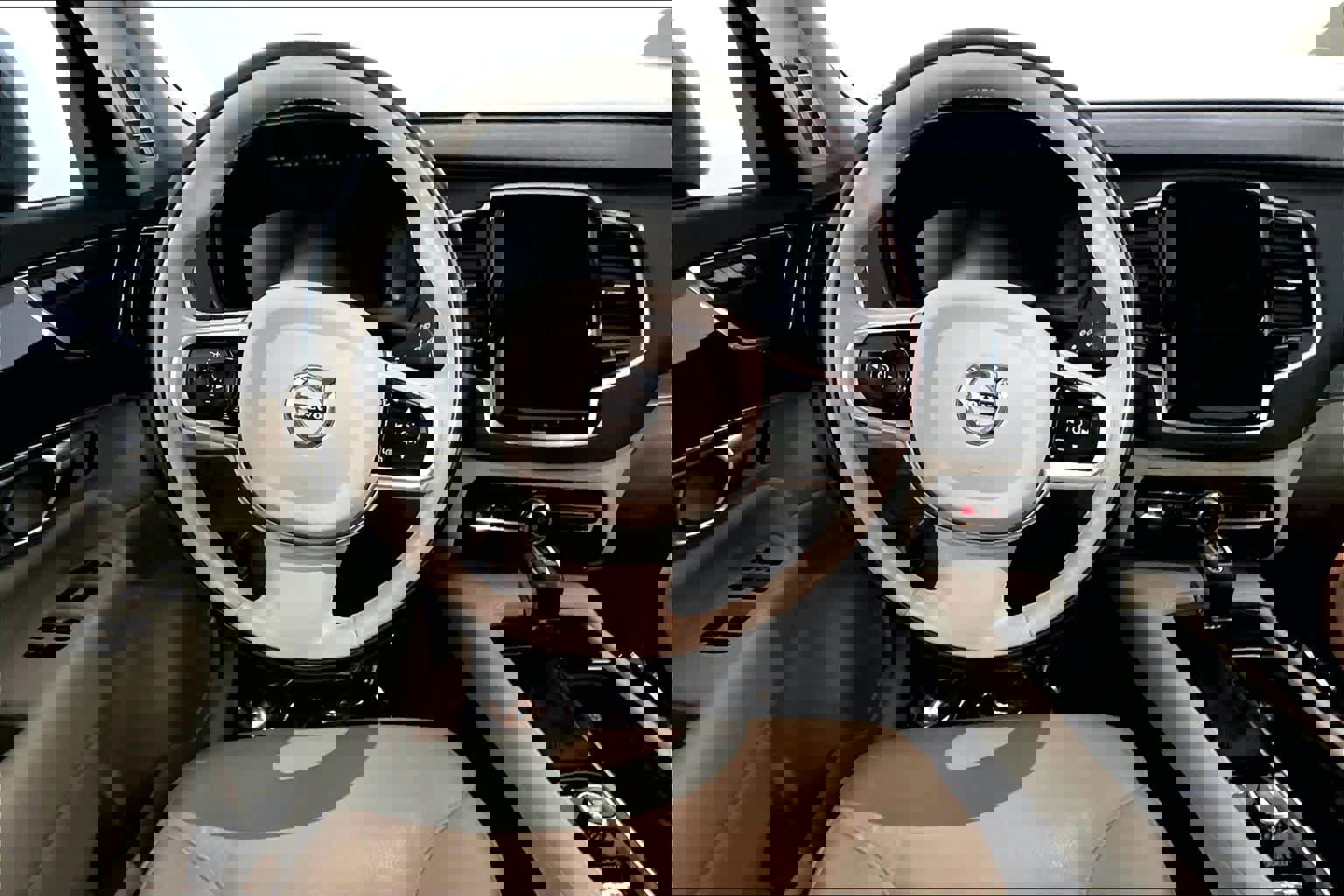 Used 2017 Volvo XC90 T6 Momentum w/ Vision Package image 6