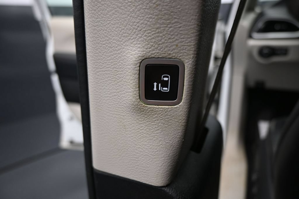 Used 2019 Chrysler Pacifica Touring-L FWD image 23