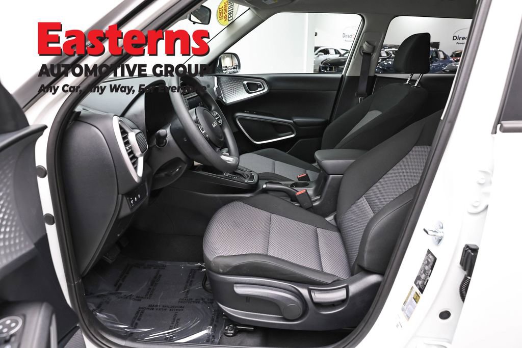 Used 2025 Kia Soul LX FWD image 14