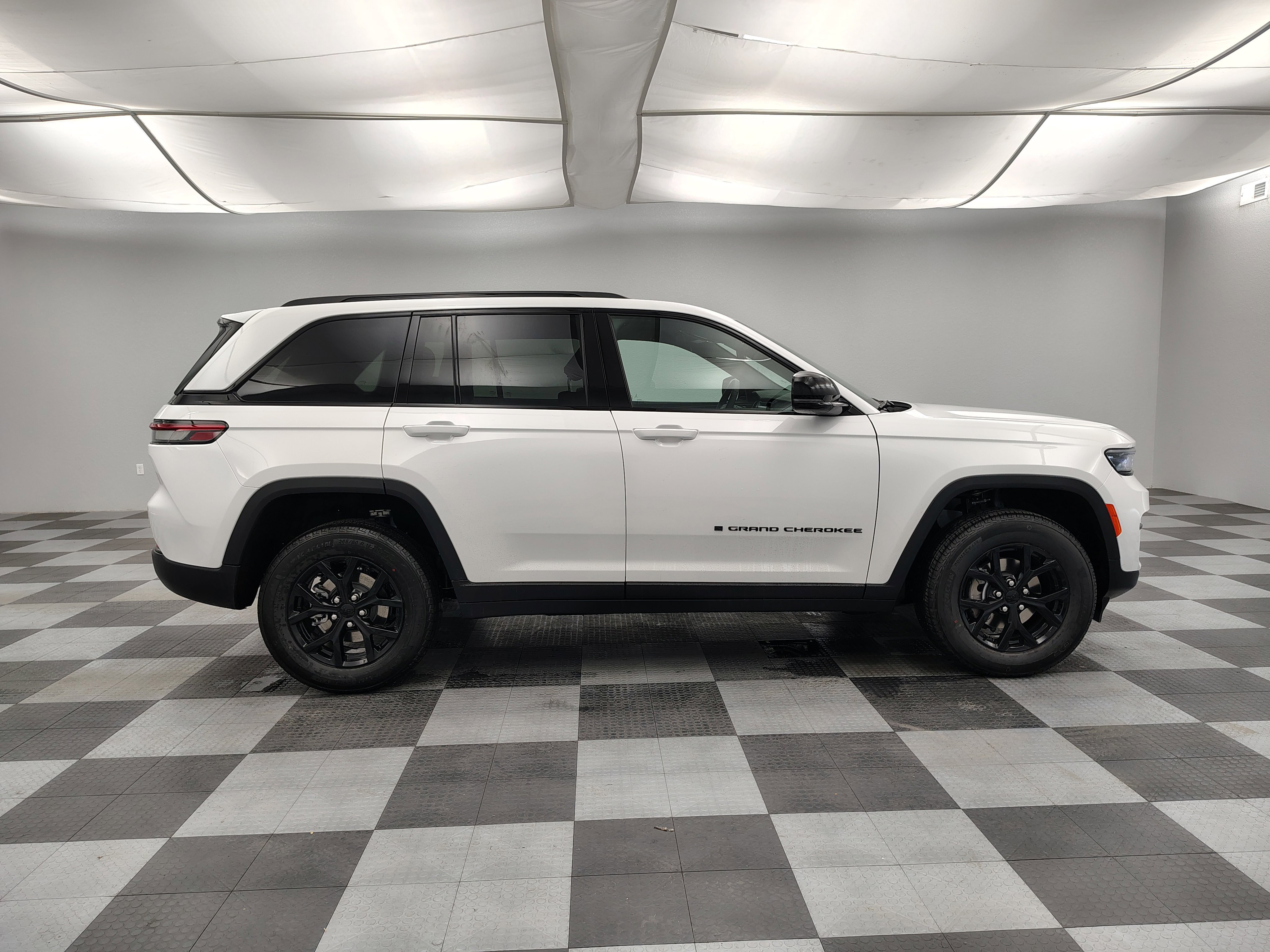 New 2025 Jeep Grand Cherokee Altitude image 11