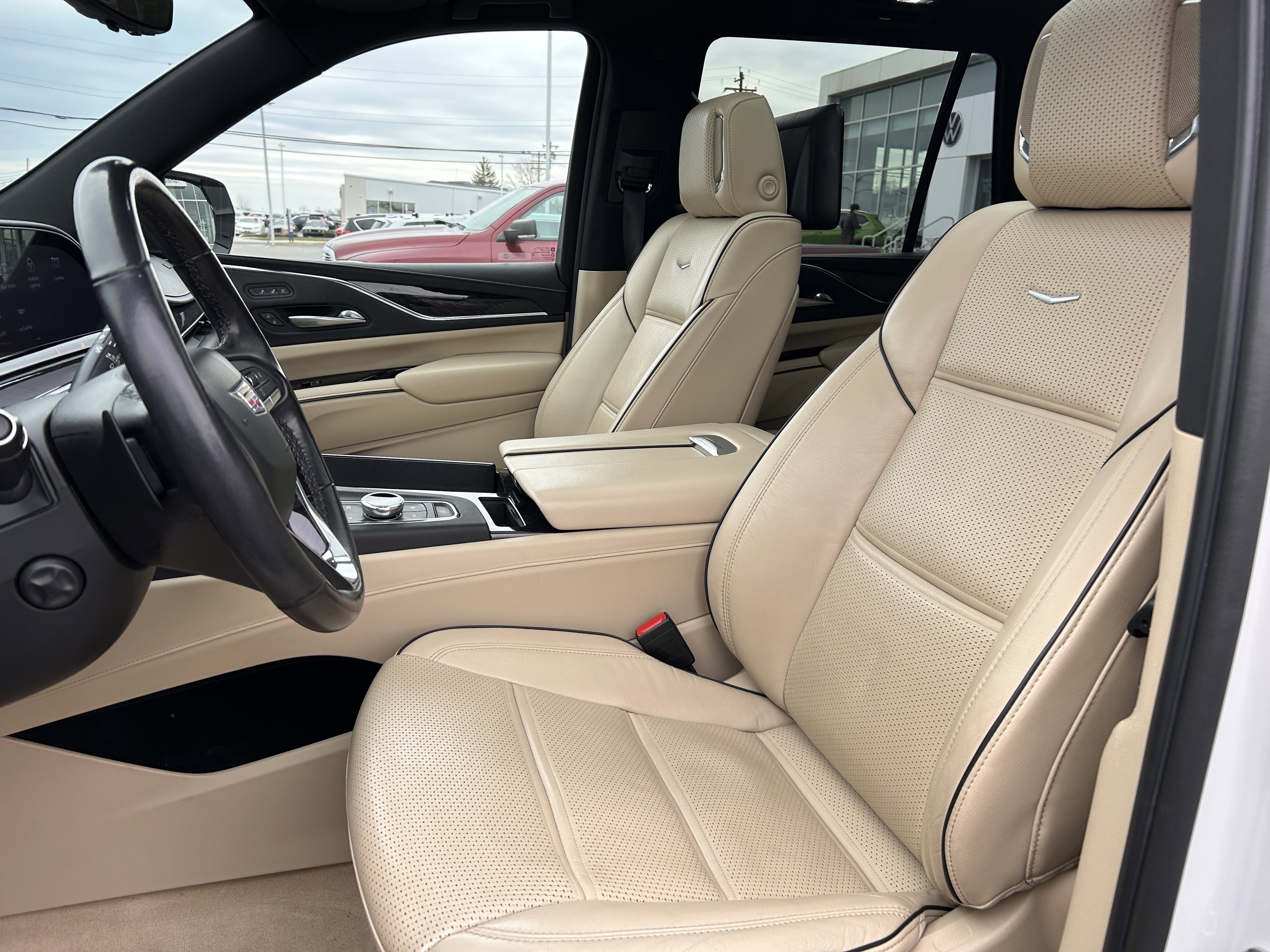 Used 2021 Cadillac Escalade Premium Luxury image 24