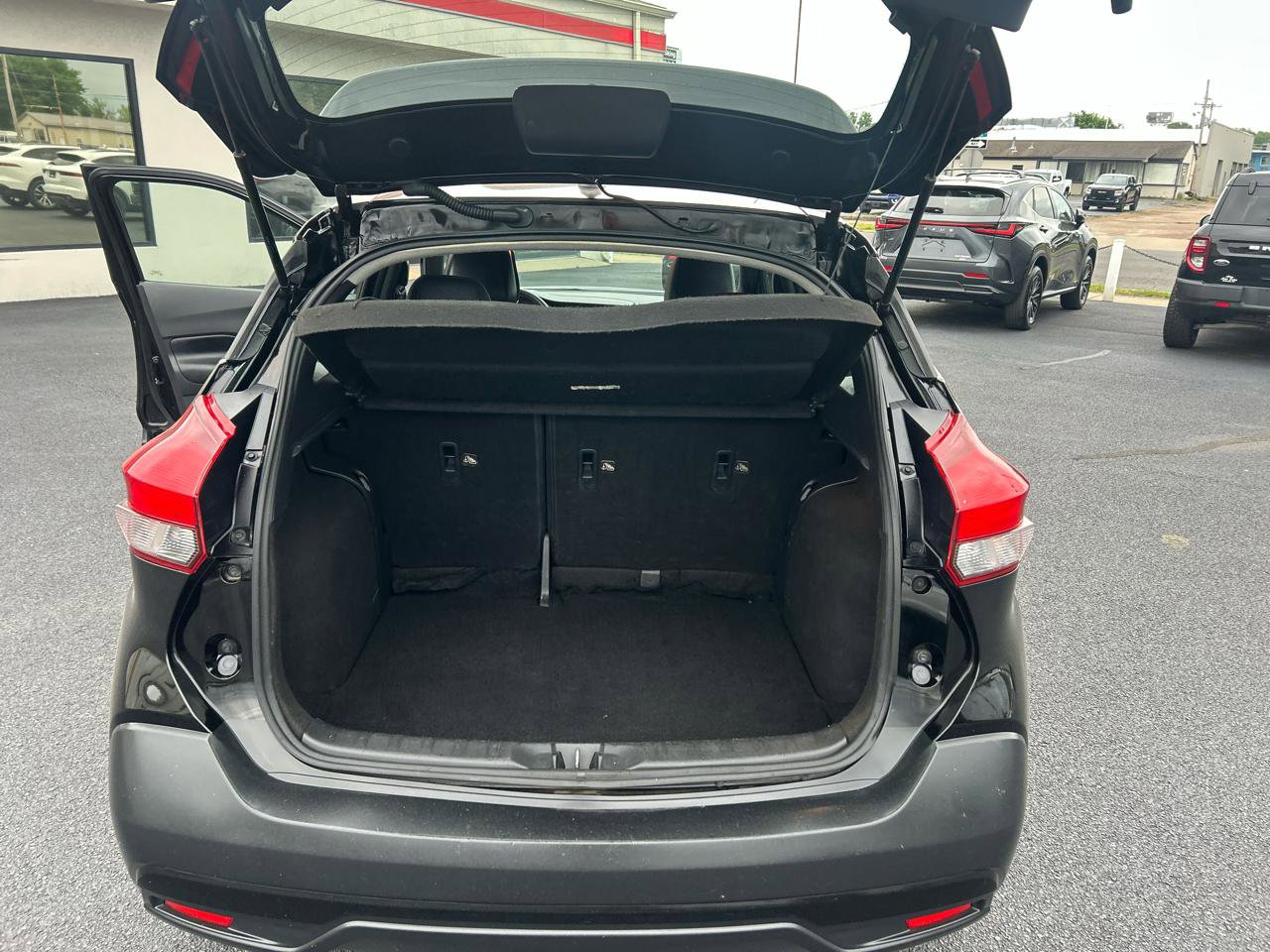 Used 2019 Nissan Kicks SR w/ SR Premium Package FWD image 12
