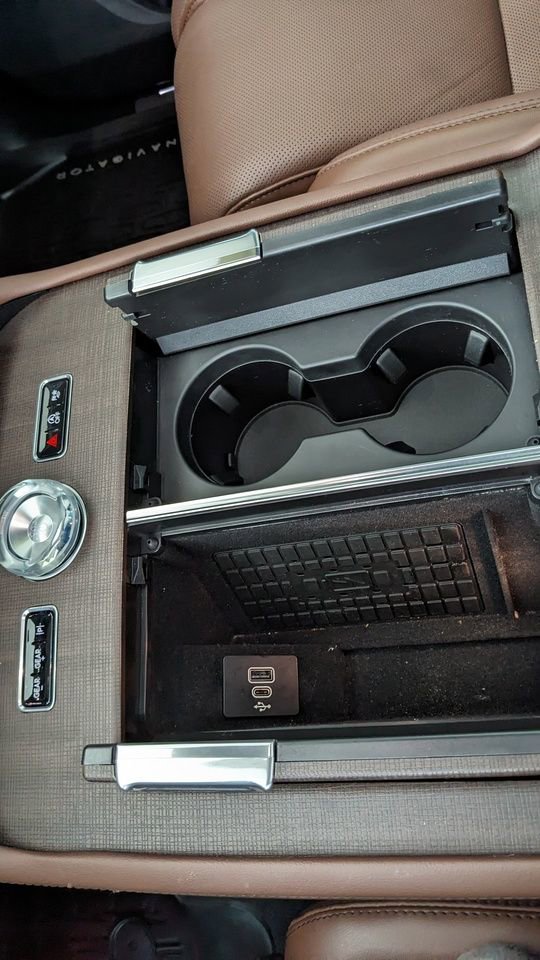 Used 2025 Lincoln Navigator Reserve image 34