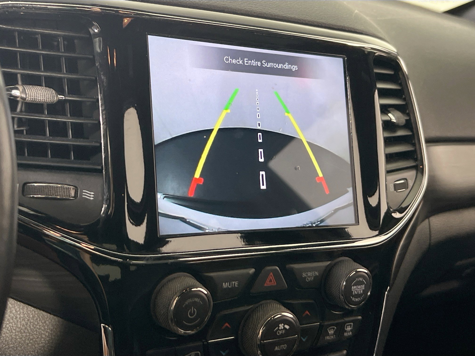 Used 2022 Jeep Grand Cherokee Laredo X image 14