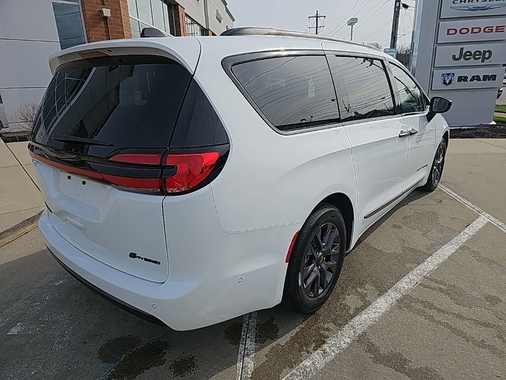 Certified 2024 Chrysler Pacifica Select w/ Uconnect Theater Family Group image 11