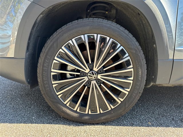 Used 2025 Volkswagen Taos SE image 11