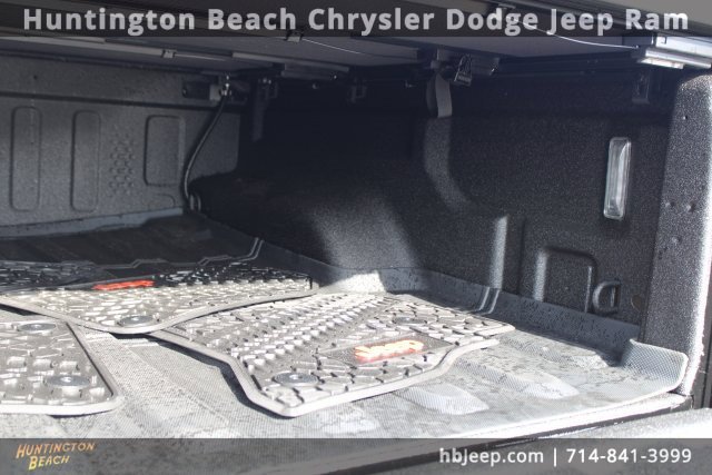 Used 2025 Jeep Gladiator Sport image 9