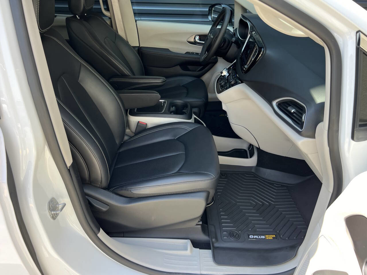 Used 2024 Chrysler Pacifica Touring-L FWD image 22