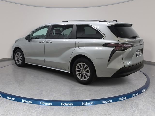 Used 2024 Toyota Sienna XLE FWD image 7