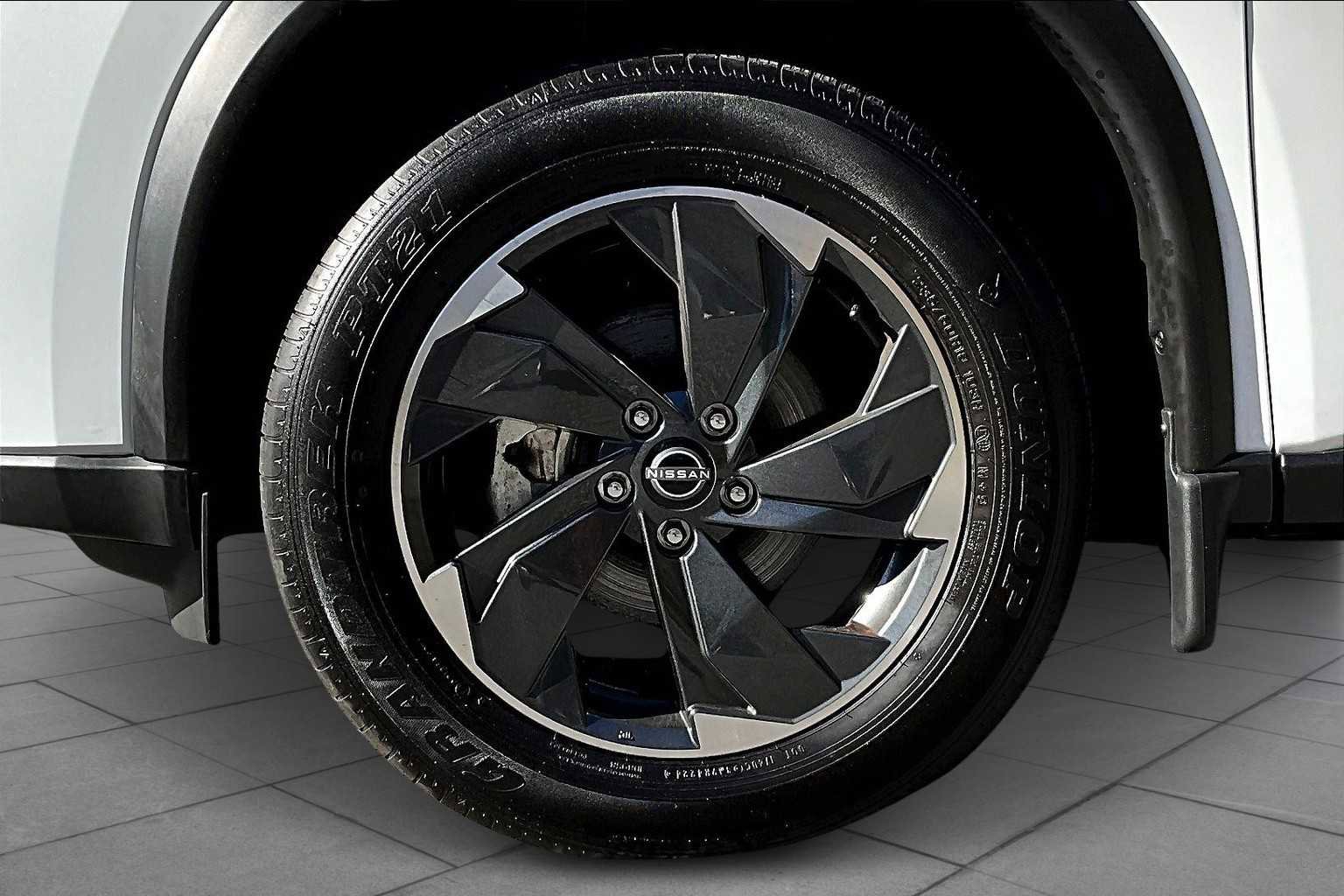 Used 2025 Nissan Rogue SV image 10