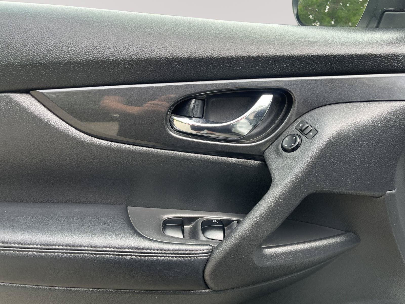 Used 2018 Nissan Rogue SV AWD/4WD image 19