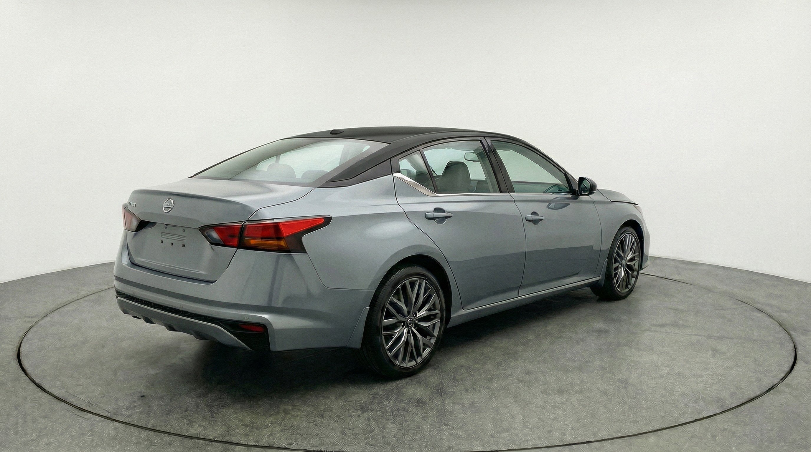 Used 2025 Nissan Altima 2.5 SV image 9