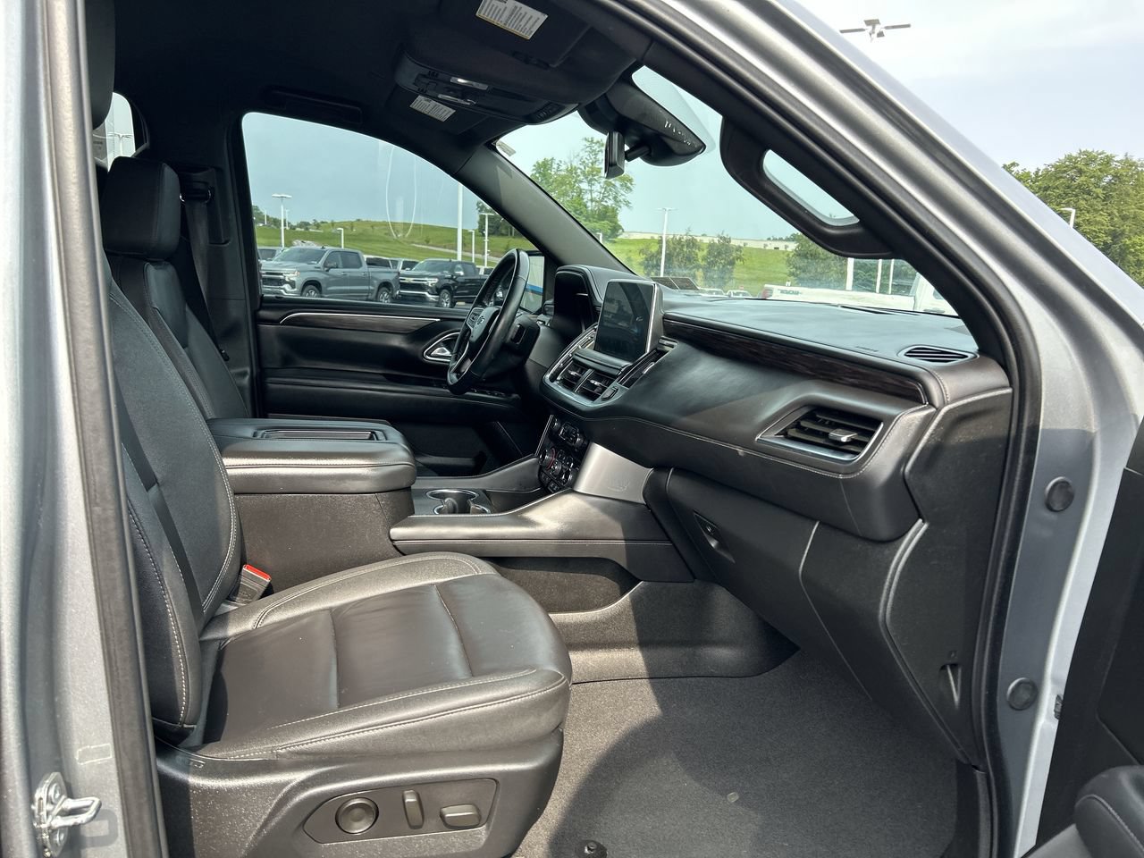 Used 2024 Chevrolet Tahoe Z71 w/ Luxury Package AWD/4WD image 14