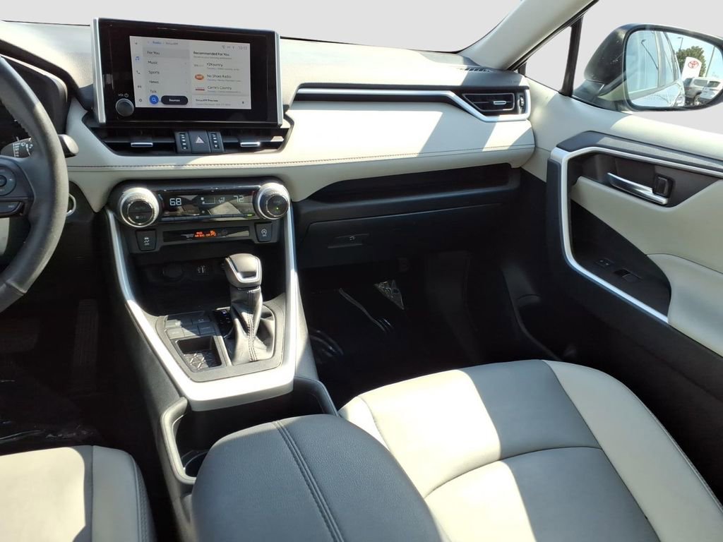 Used 2023 Toyota RAV4 XLE Premium image 14