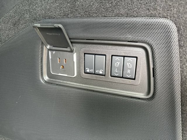 Used 2025 Cadillac Escalade Premium Luxury AWD/4WD image 33