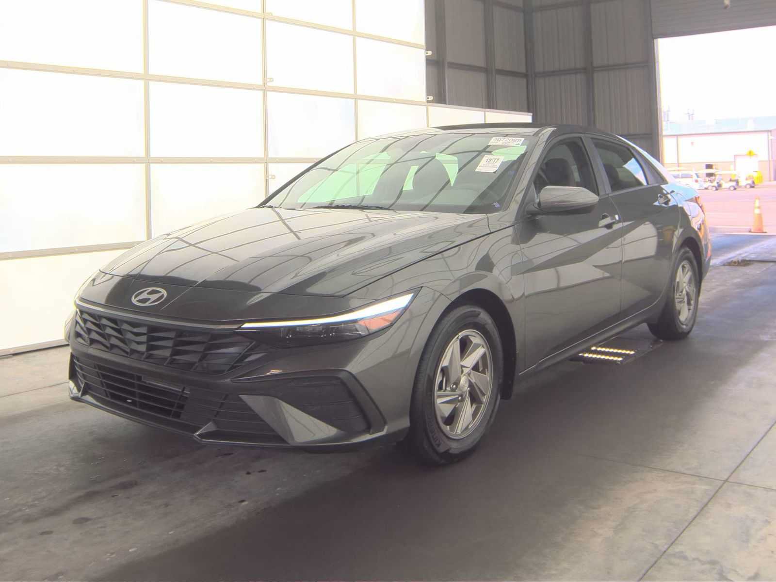 Used 2026 Hyundai Elantra SE FWD image 2