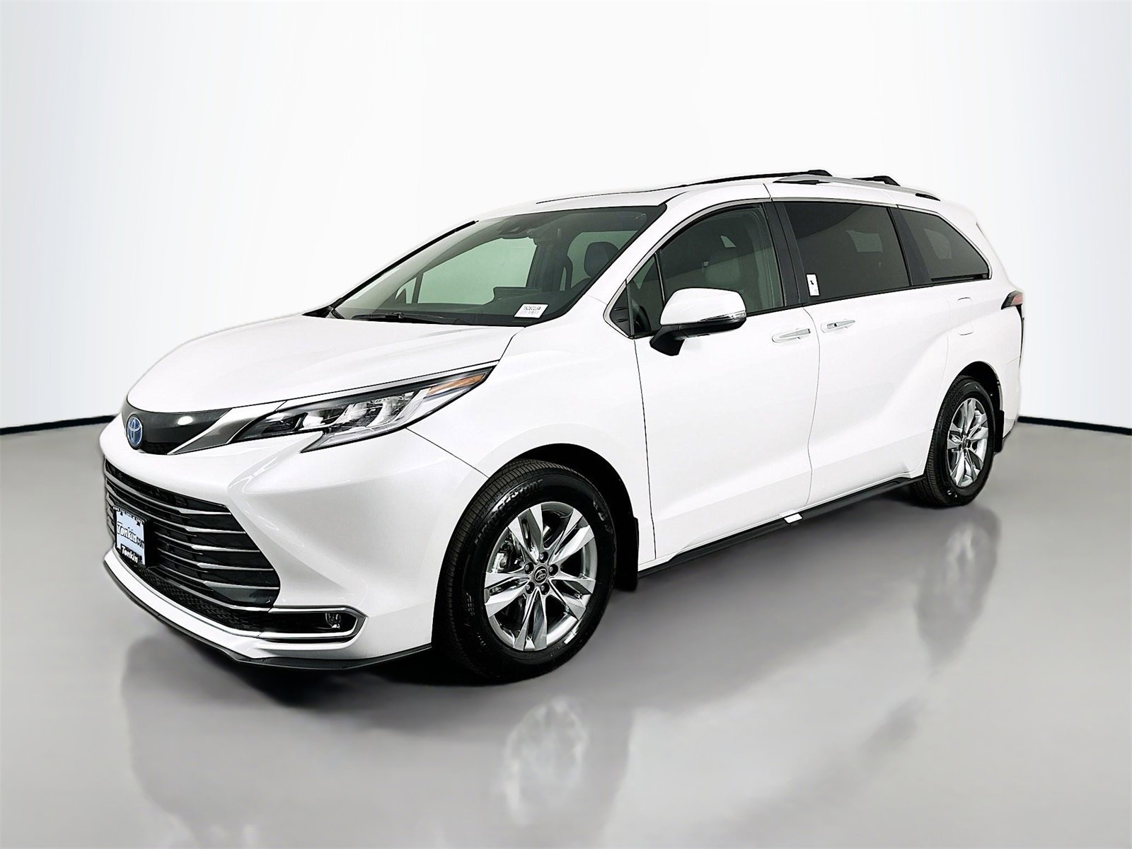Used 2025 Toyota Sienna Limited image 3