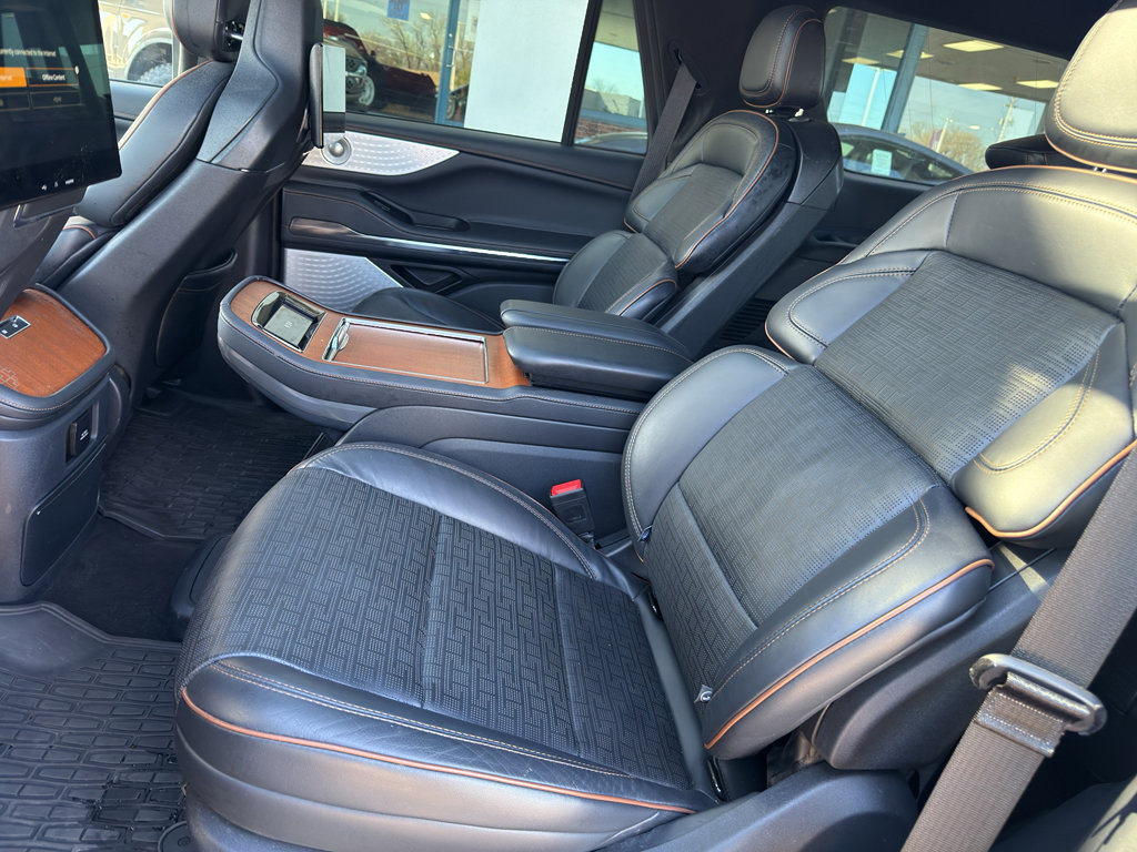 Used 2025 Lincoln Navigator Black Label image 11