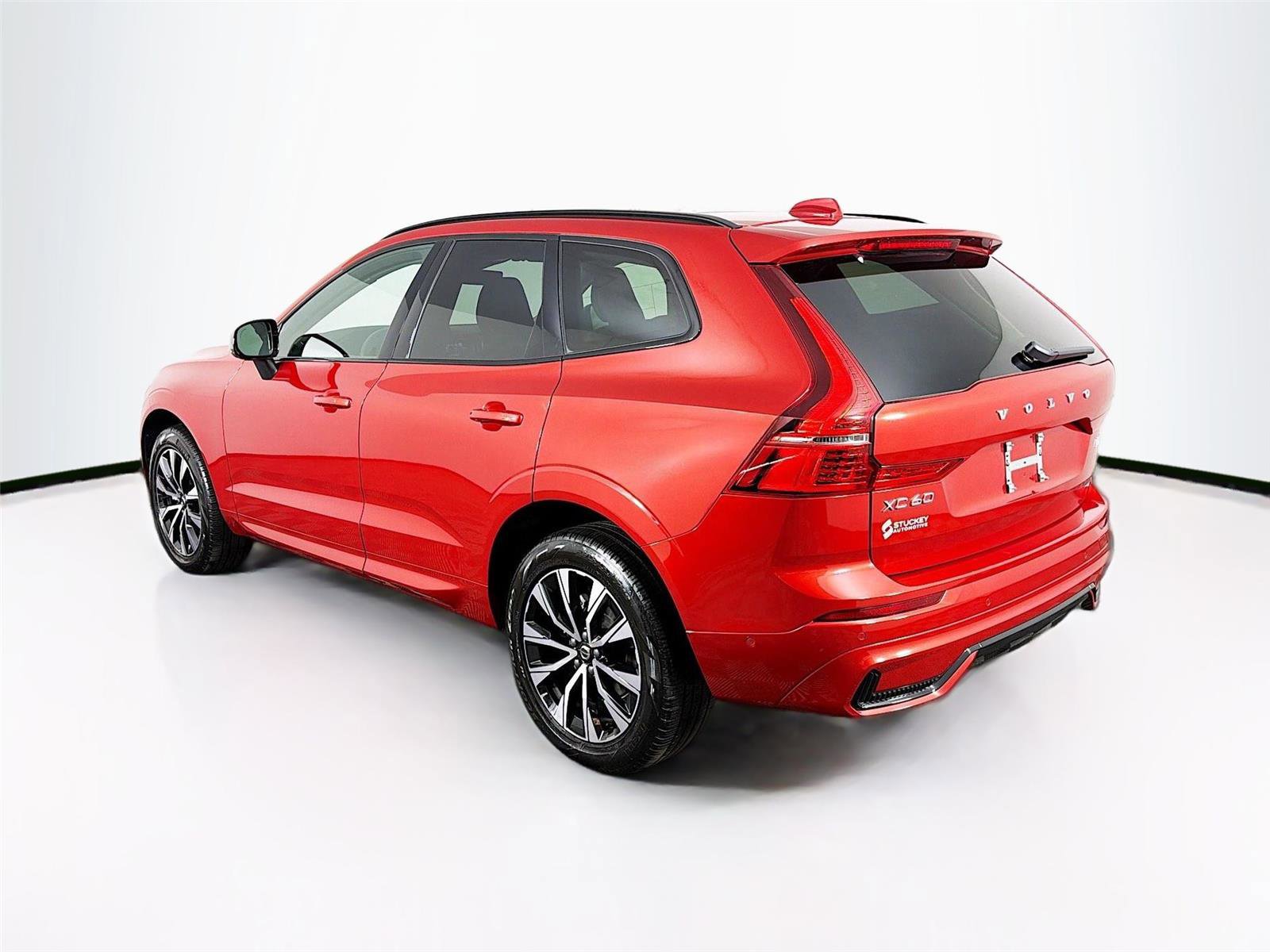 Used 2024 Volvo XC60 B5 Plus w/ Climate Package AWD/4WD image 5