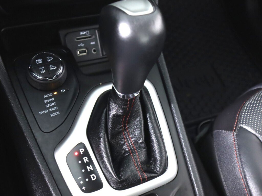 Used 2018 Jeep Cherokee Trailhawk w/ Quick Order Package 27L AWD/4WD image 27