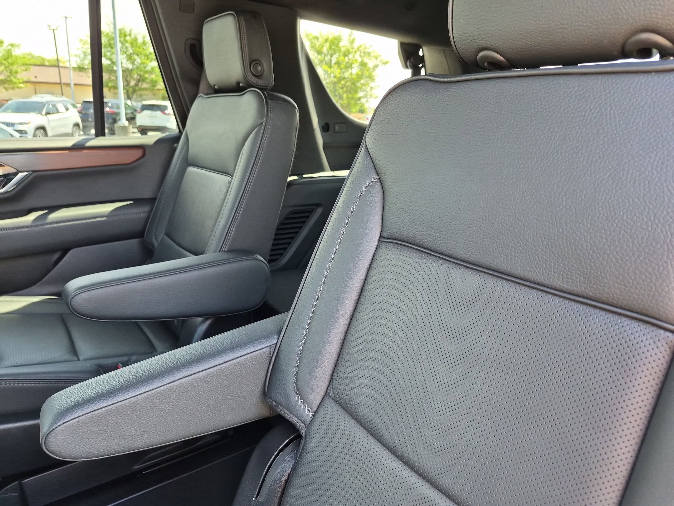 Used 2025 GMC Yukon Denali RWD image 30