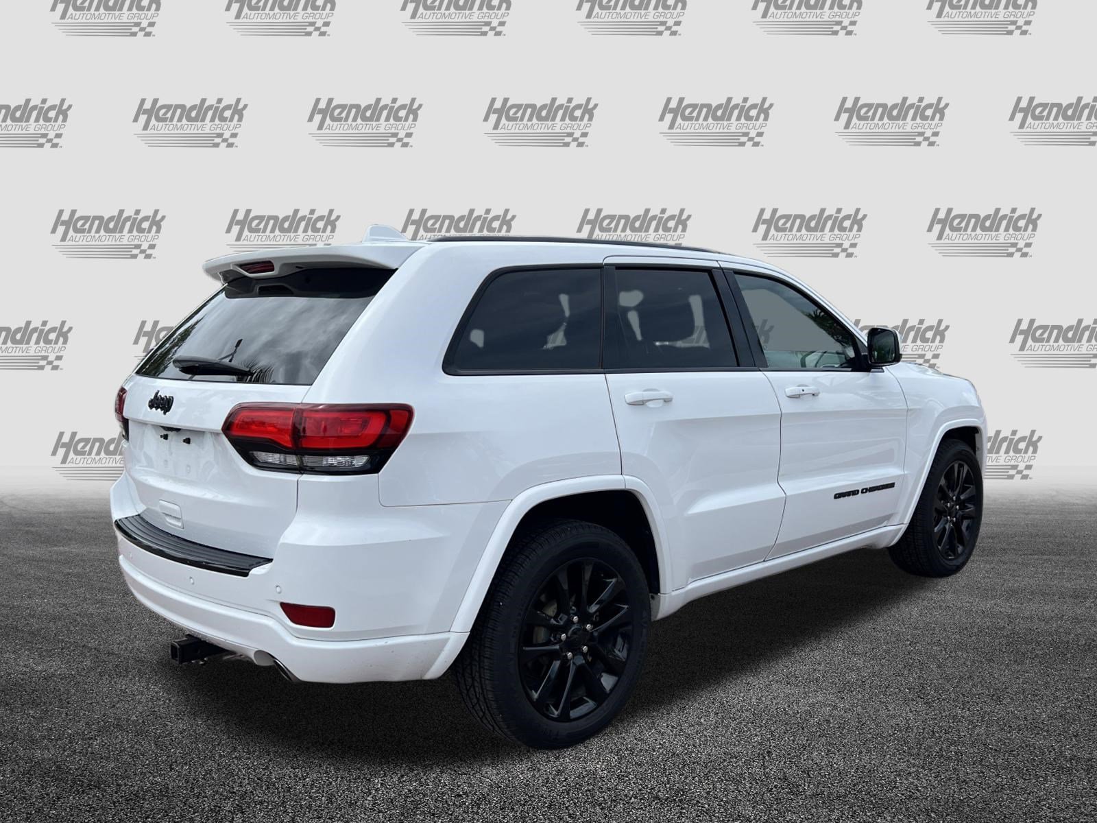 Used 2018 Jeep Grand Cherokee Altitude RWD image 10