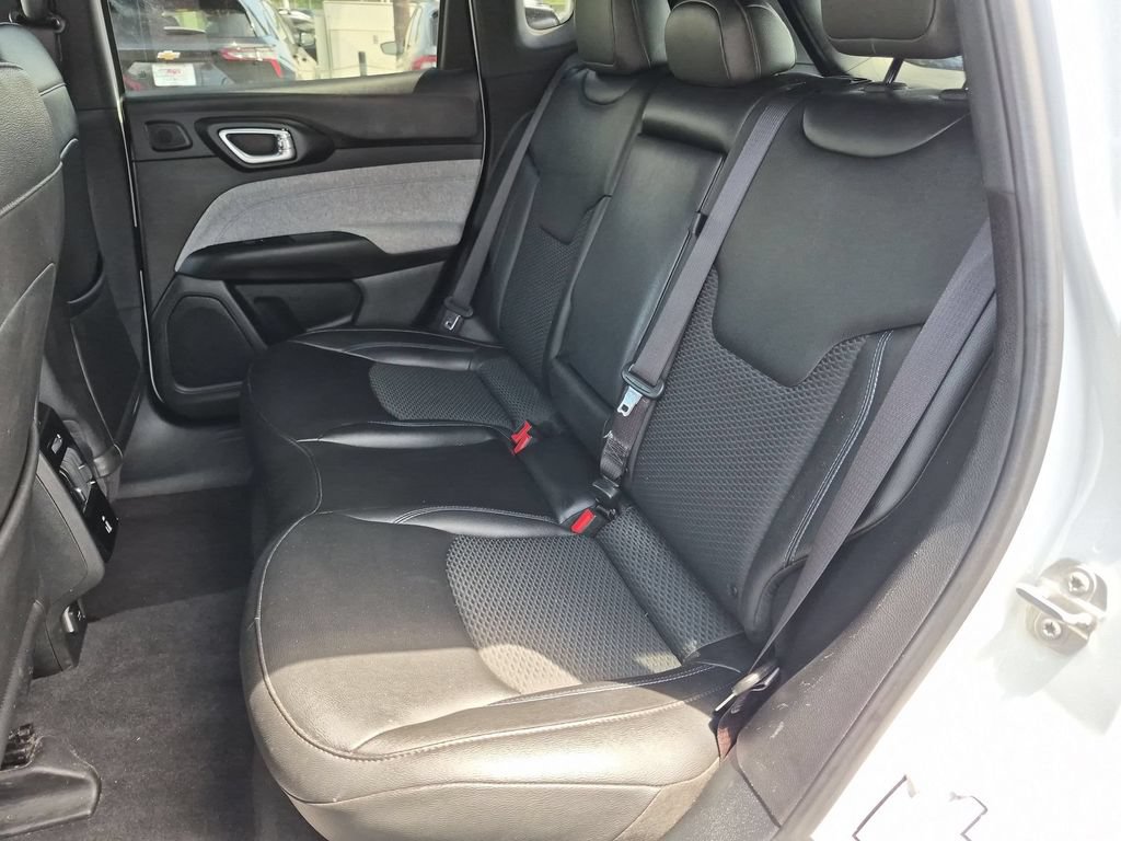 Used 2025 Jeep Compass Latitude w/ Sun & Sound Group AWD/4WD image 28