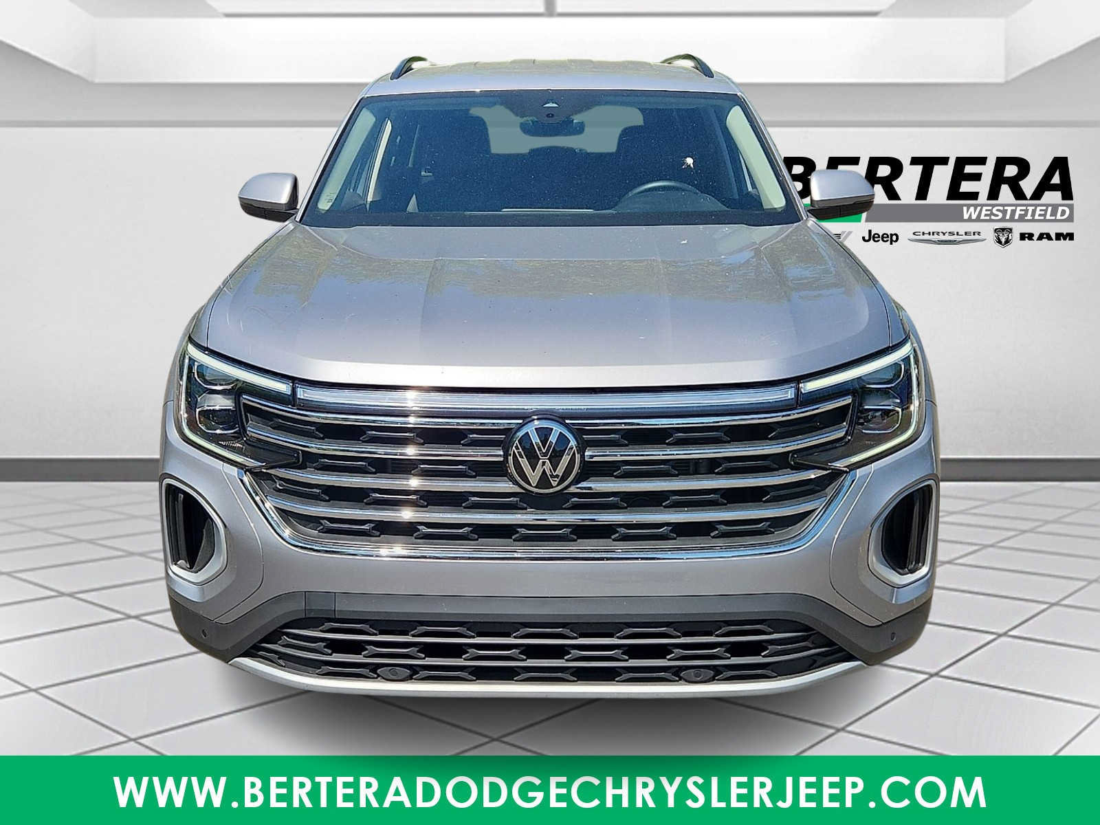 Used 2025 Volkswagen Atlas SE AWD/4WD image 2
