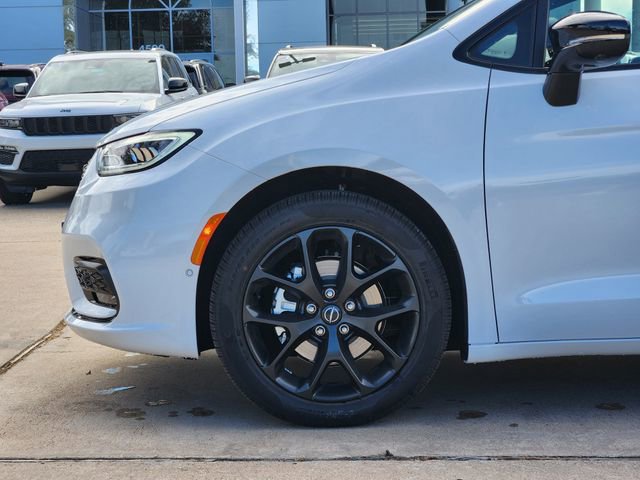 New 2026 Chrysler Pacifica Limited w/ S Appearance Package FWD image 6