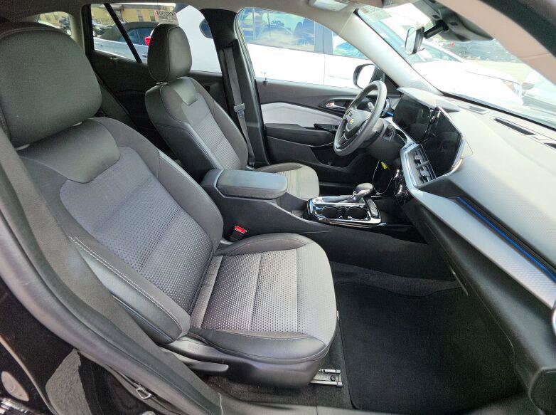 Used 2024 Chevrolet Trax LT FWD image 11