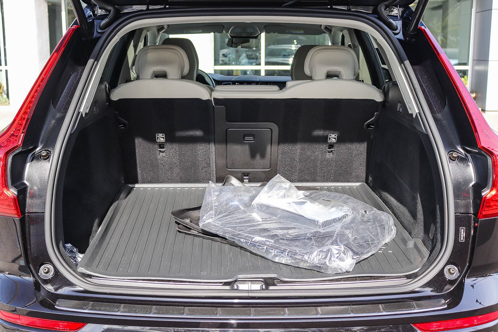 Used 2024 Volvo XC60 B5 Plus w/ Protection Package Premier AWD/4WD image 30