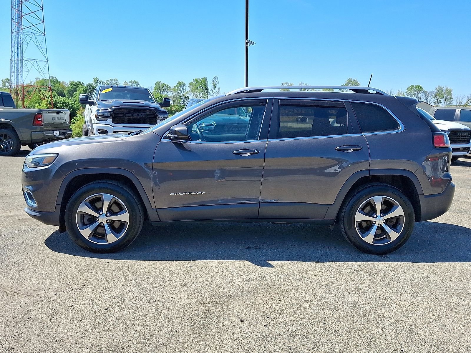 Used 2019 Jeep Cherokee Limited AWD/4WD image 4