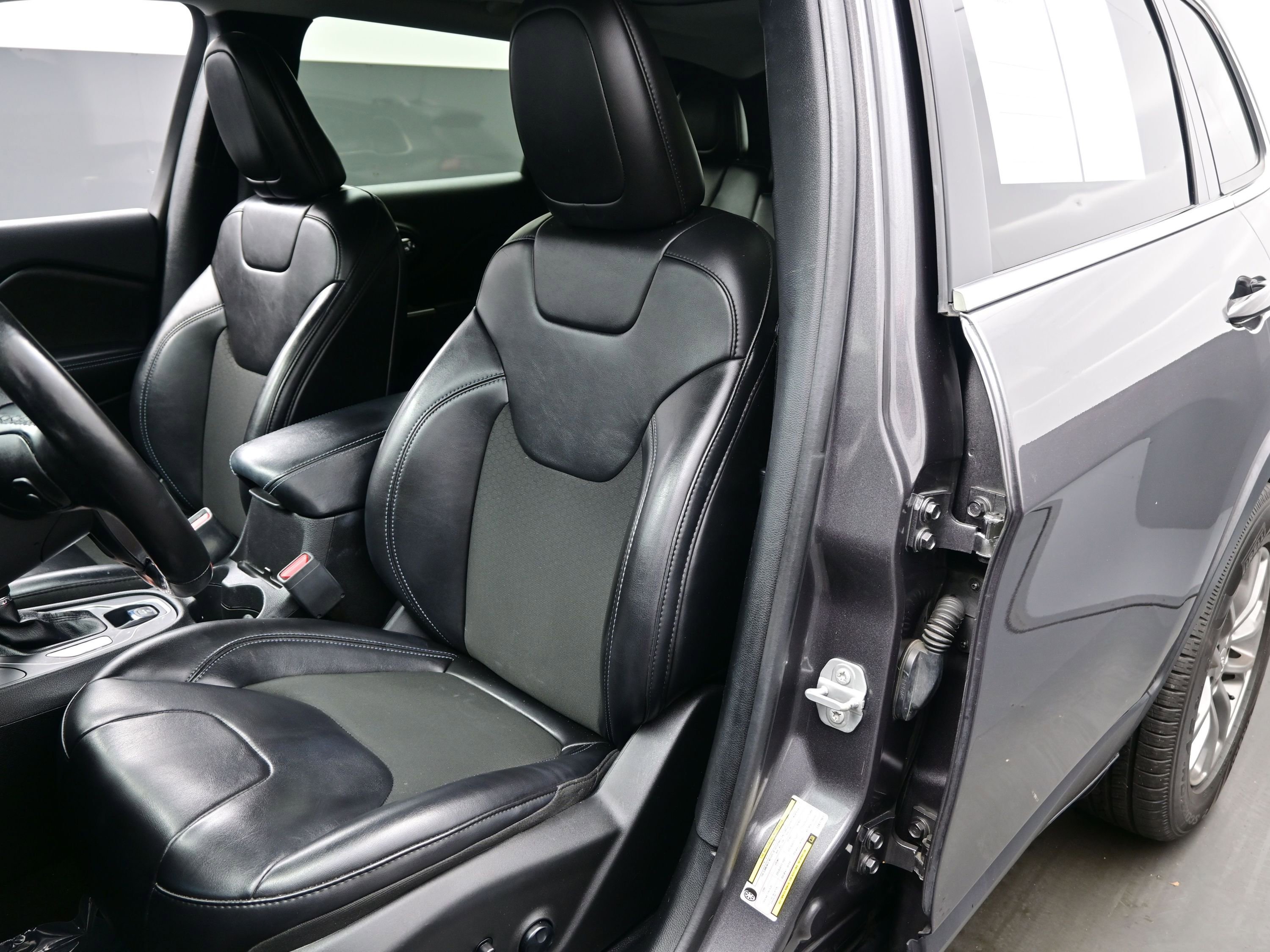 Used 2020 Jeep Cherokee Latitude Plus w/ Comfort/Convenience Group image 12