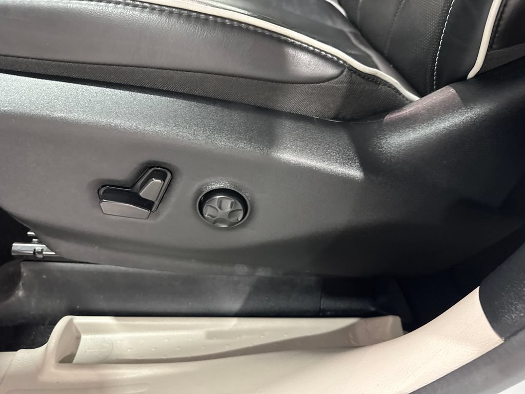 Used 2024 Chrysler Pacifica Limited FWD image 17
