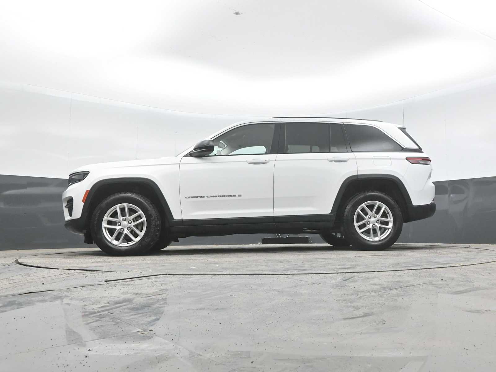 Used 2023 Jeep Grand Cherokee Laredo AWD/4WD image 25