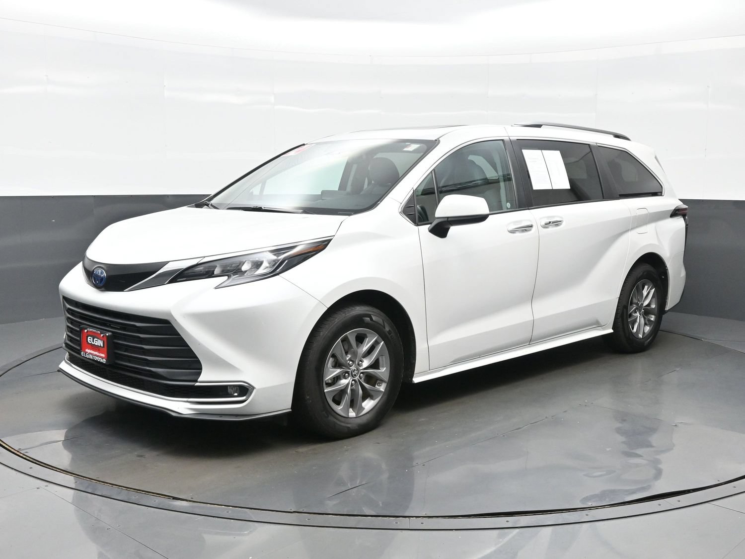 Used 2024 Toyota Sienna XLE AWD/4WD image 2