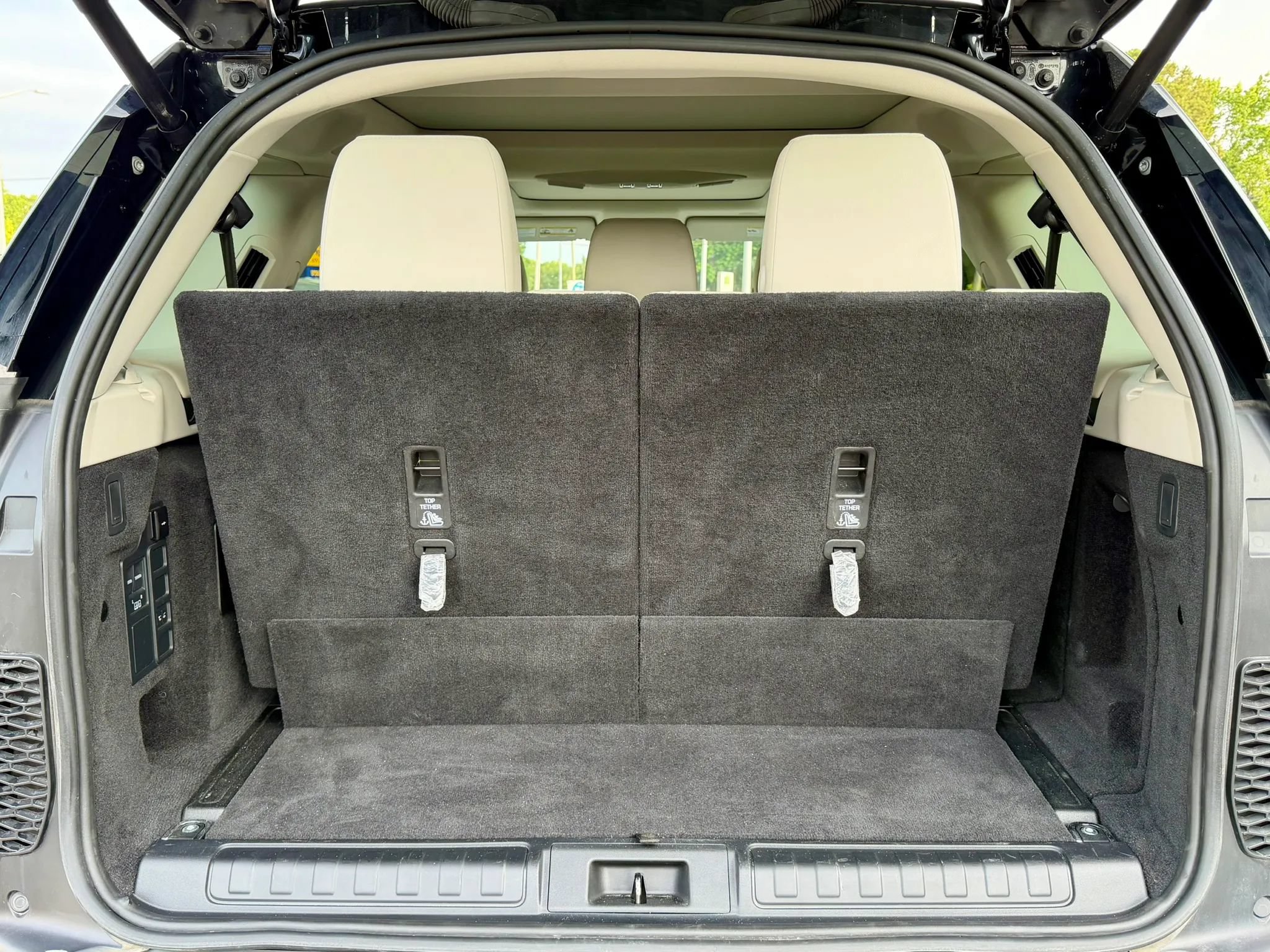 Used 2023 Land Rover Discovery S AWD/4WD image 14