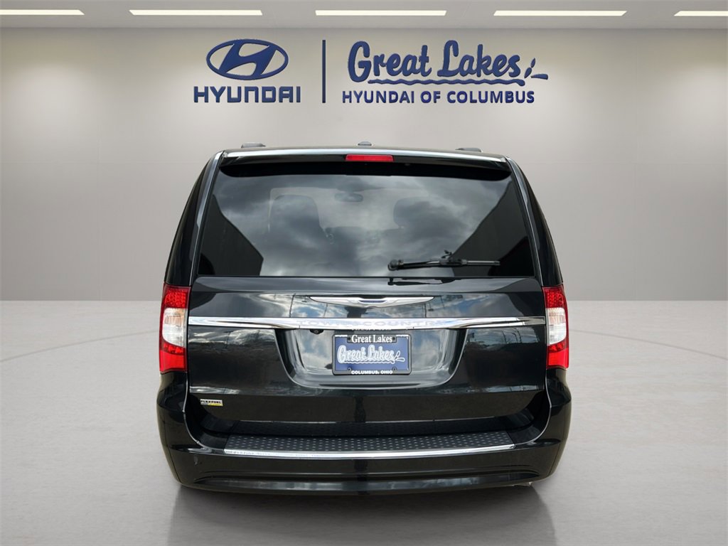 Used 2014 Chrysler Town & Country Touring image 4