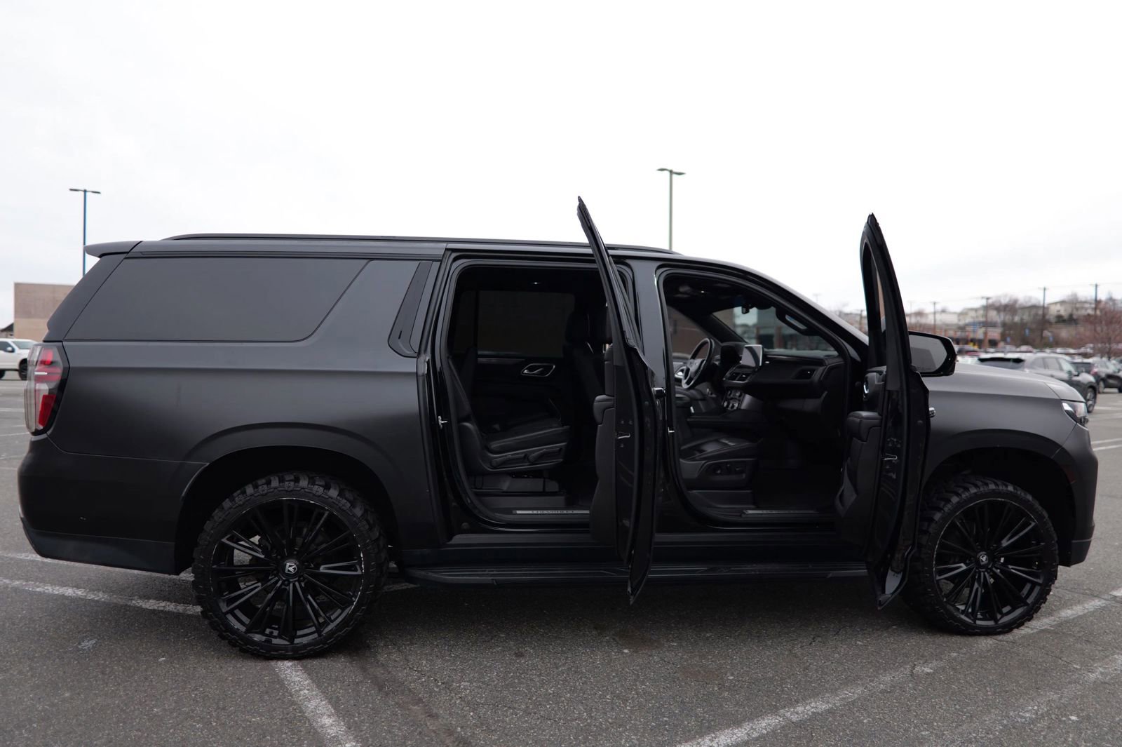 Used 2021 Chevrolet Suburban RST w/ Luxury Package image 15