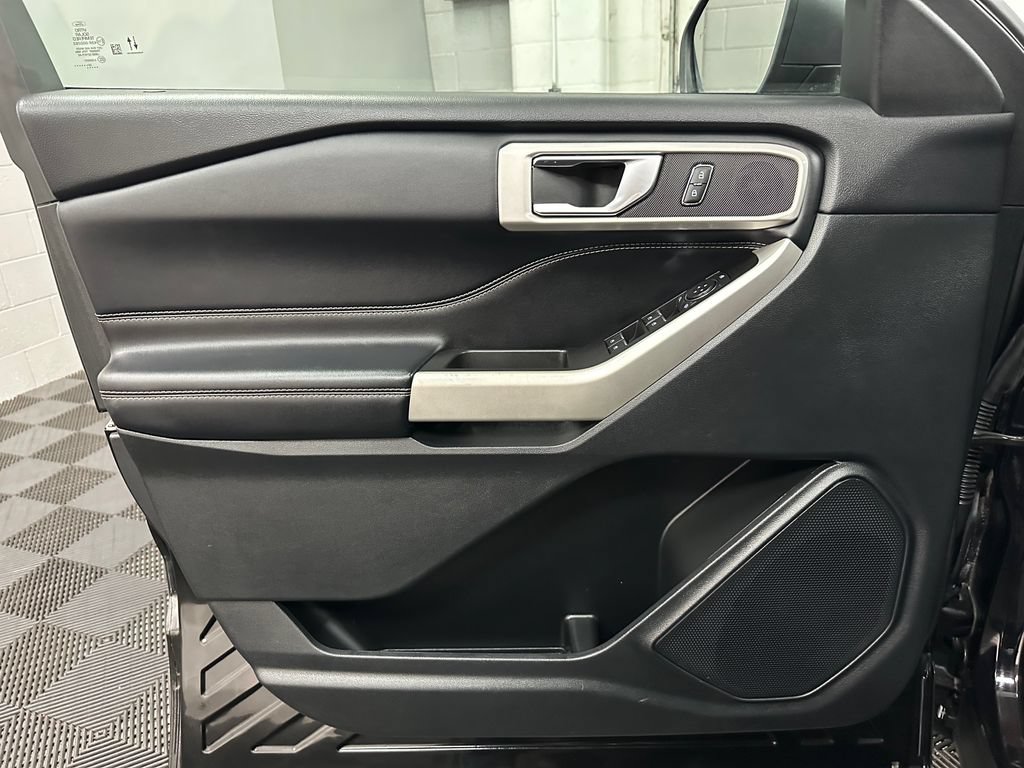 Used 2022 Ford Explorer XLT AWD/4WD image 17