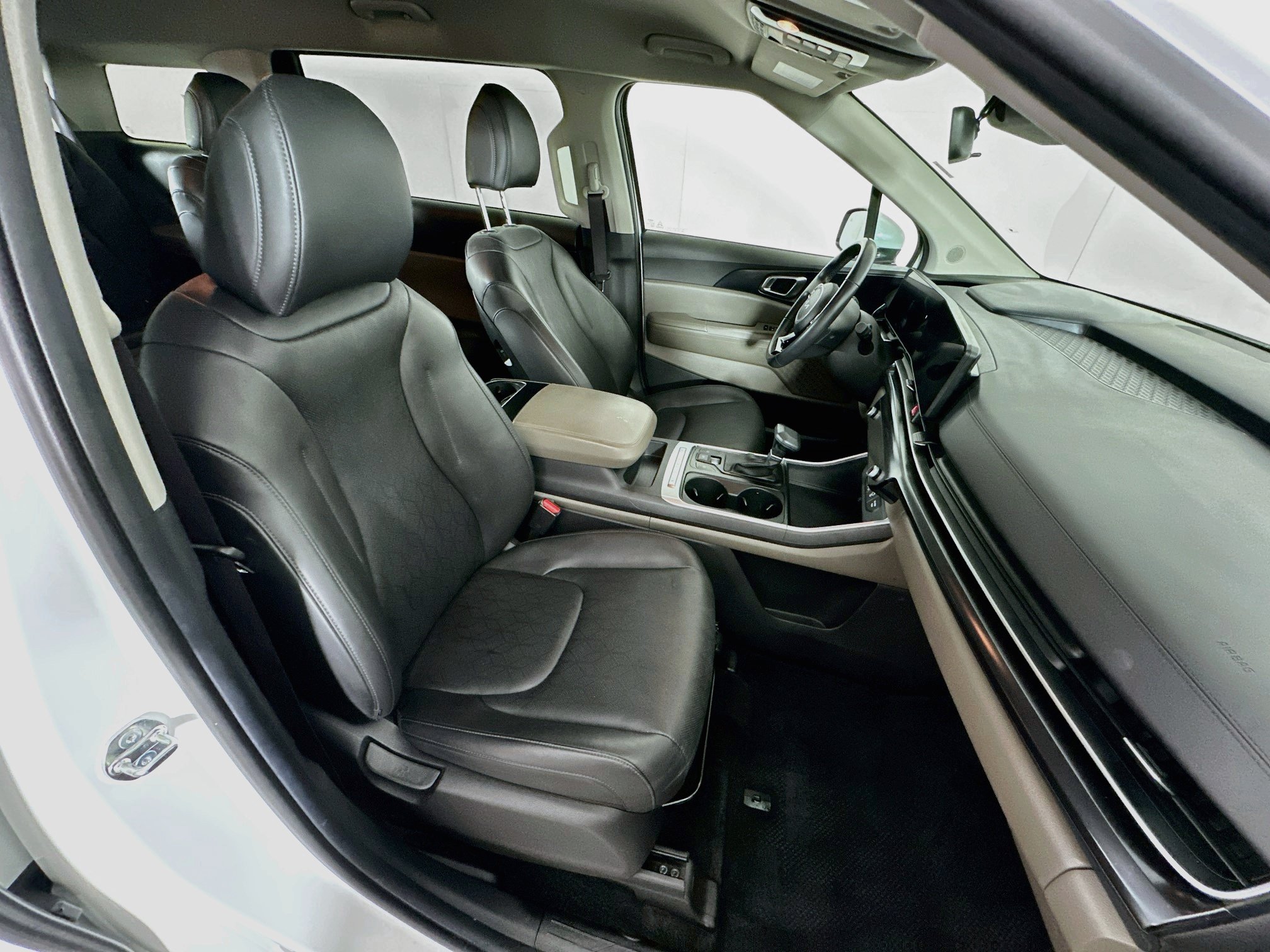Used 2025 Kia Carnival FWD image 33