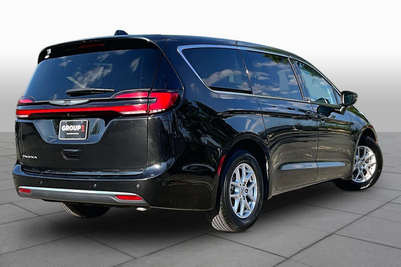 Used 2023 Chrysler Pacifica Touring-L FWD image 13