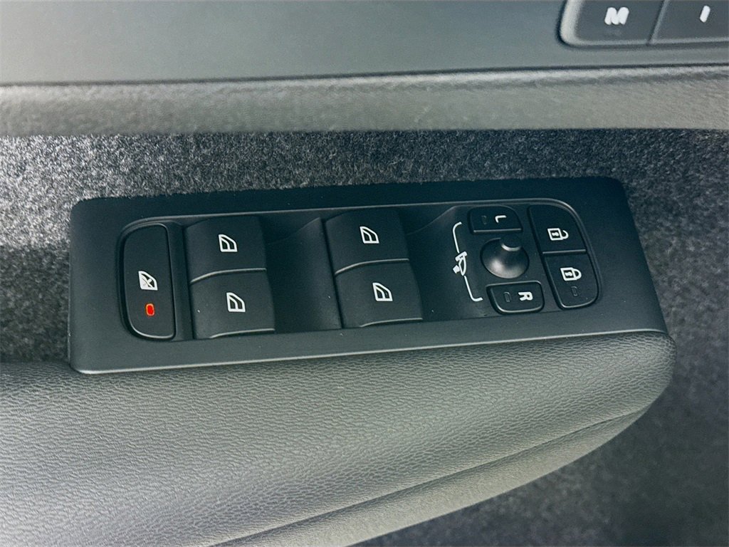 Used 2023 Volvo XC40 B5 Ultimate w/ Protection Package Premier image 19