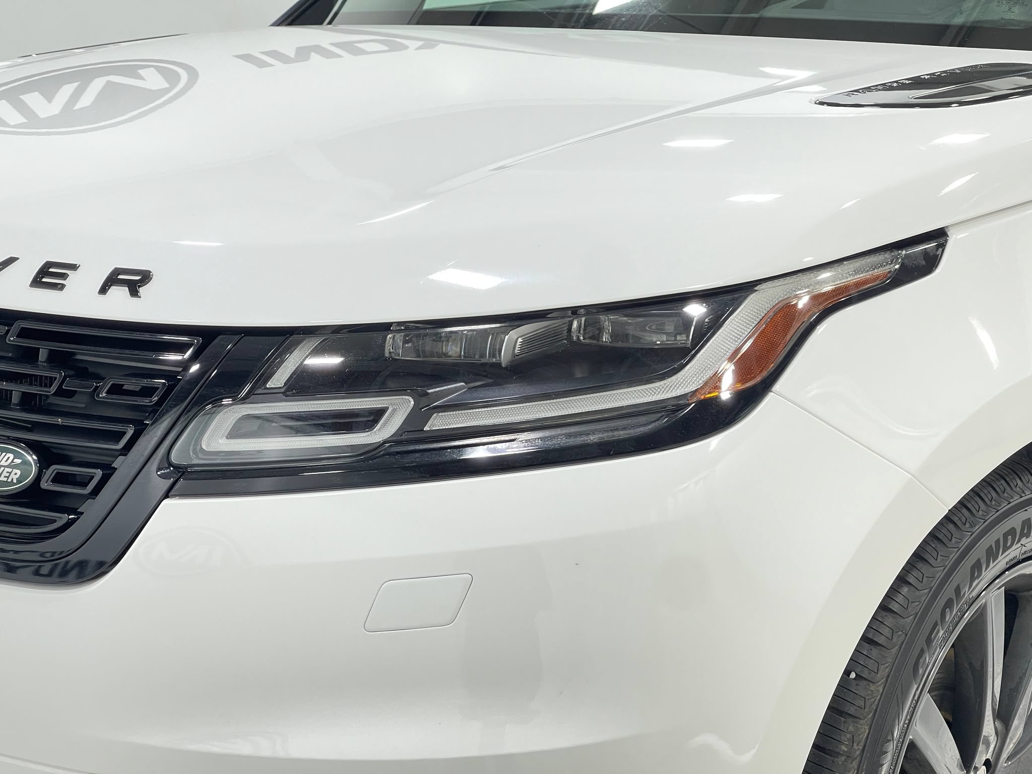 Used 2018 Land Rover Range Rover Velar R-Dynamic HSE AWD/4WD image 32