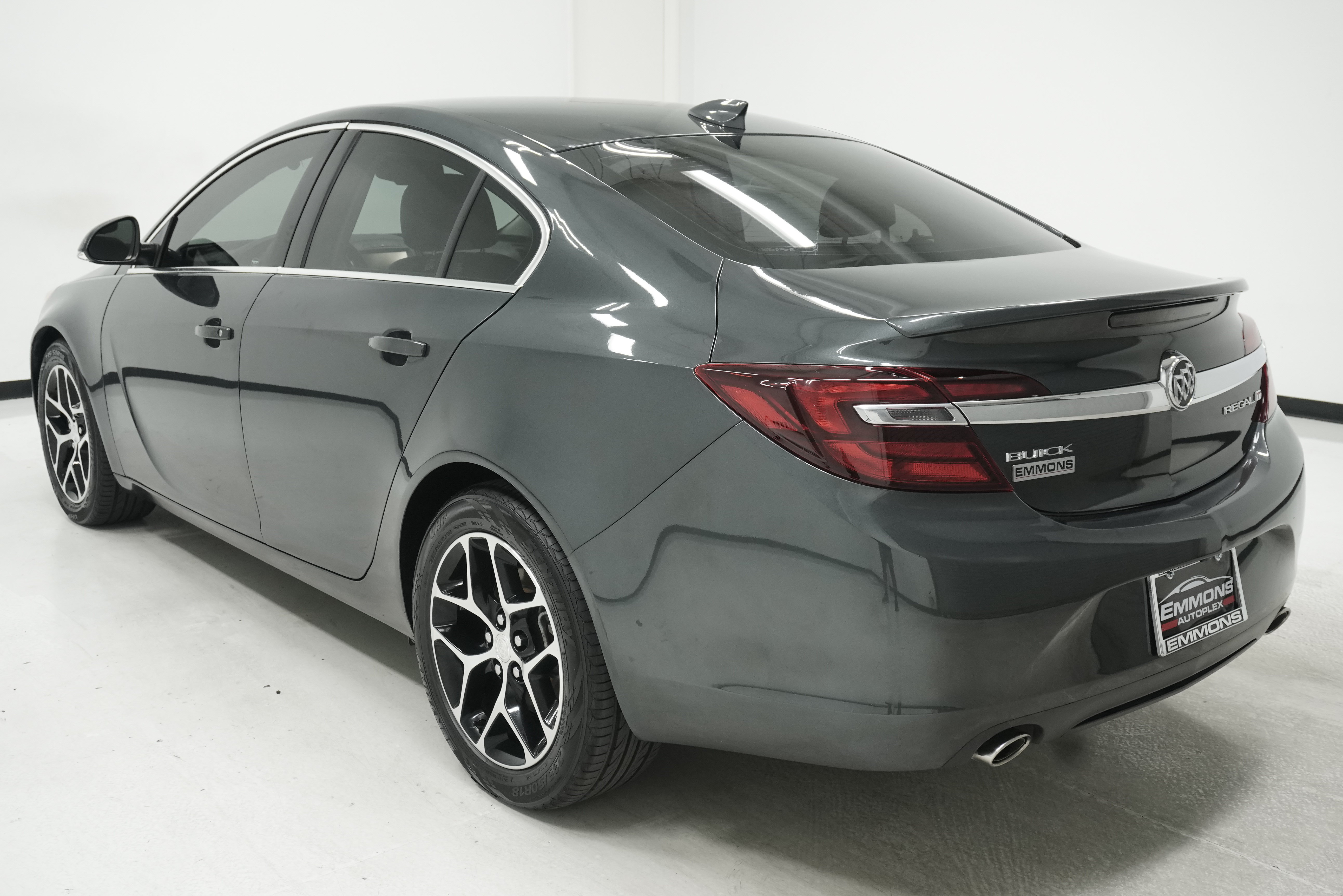 Used 2017 Buick Regal Sport Touring FWD image 5